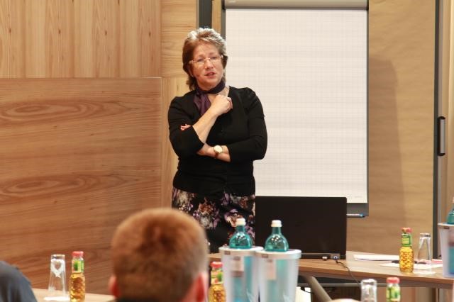 Tiina Suija esineb ettekandega